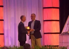 Besides the show and conferences, AmericanHort also organized an event where new board members were recognized. In this picture: New Board Chairman Cole Mangum from Bell Nursery recognizes Immediate Past Chairman Tom Hughes.